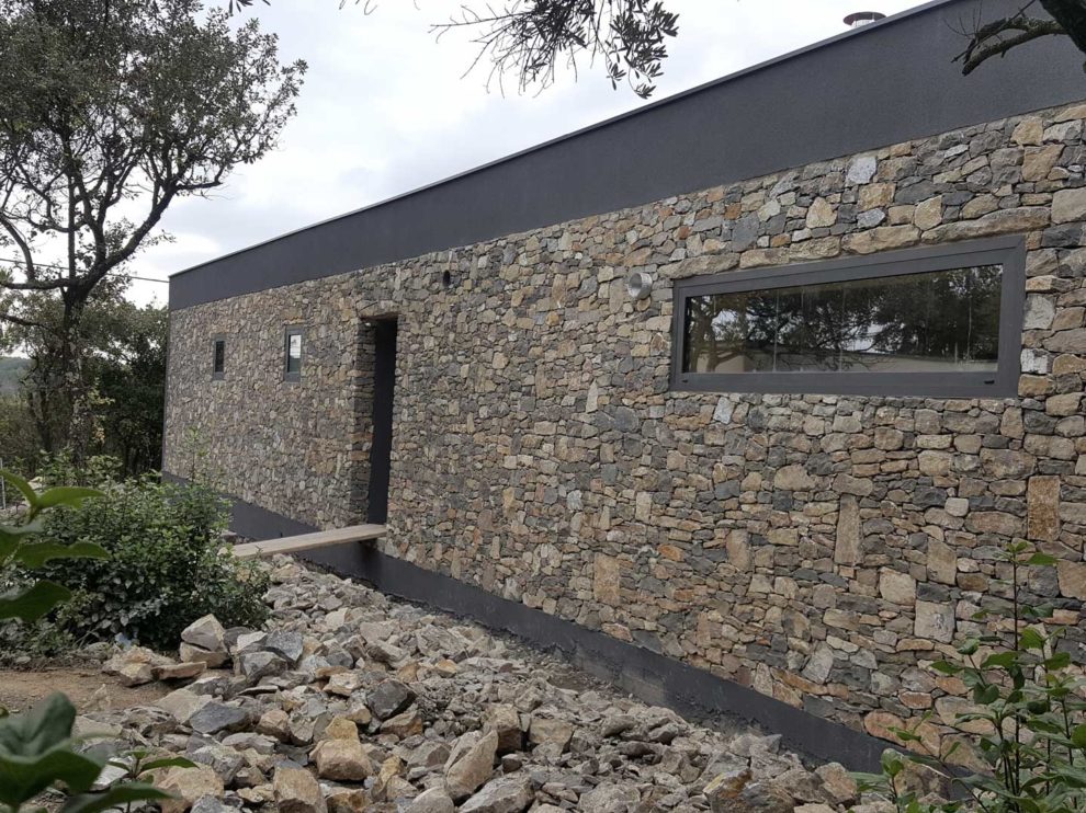 Pose de menuiseries alu au nu extérieur à Aubais et volets sur-mesure