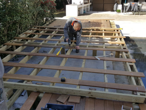 Construction d'une terrasse en bois exotique à Vergèze