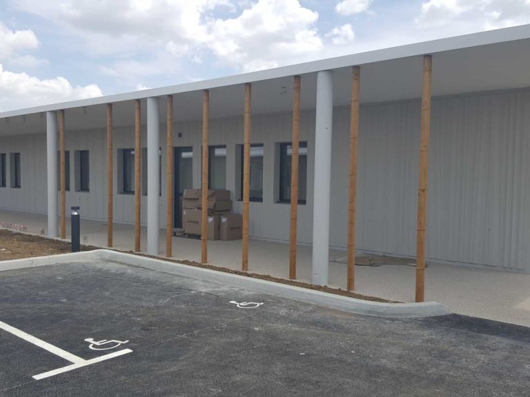 Aménagement extérieur bois pour une entreprise à Uchaud