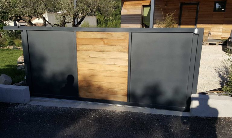 Portail coulissant métal et bois à Congénies - Aménagement extérieur
