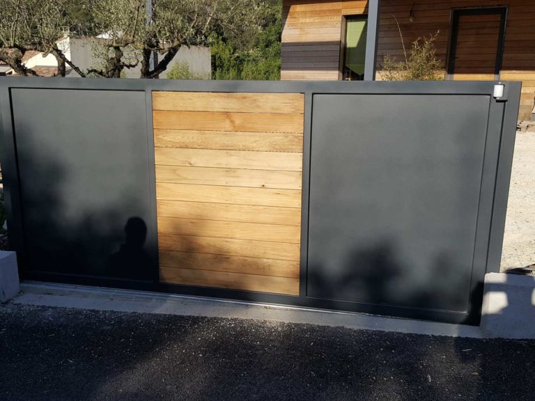 Portail coulissant métal et bois à Congénies - Aménagement extérieur