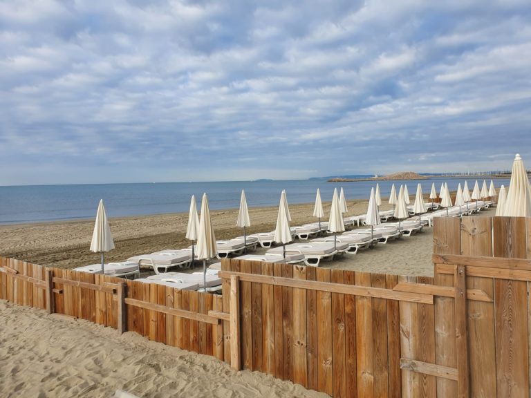 Démontage d'une paillote à la Grande Motte