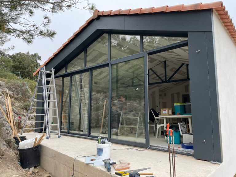 Réalisation d’une grande verrière asymétrique à Aramond par Différence Bois