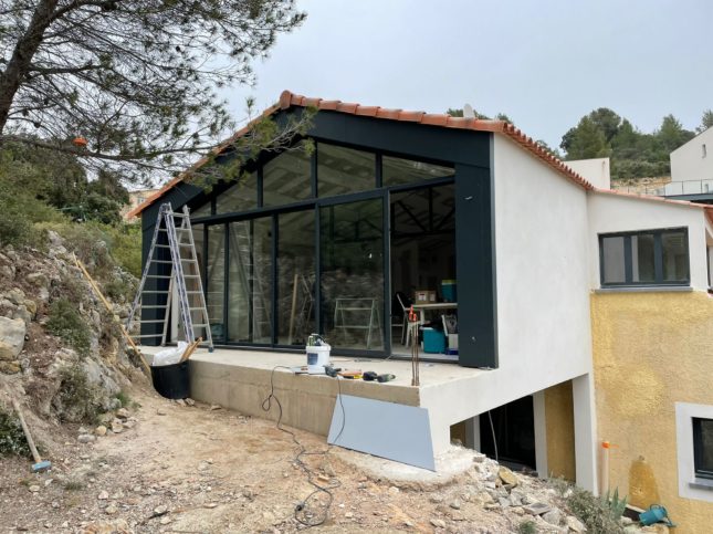 Réalisation d’une grande verrière asymétrique à Aramond par Différence Bois