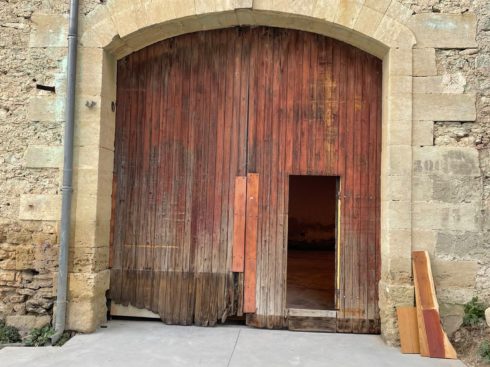 Remplacement d’une ancienne porte en bois d’une cave viticole à Aubais par Différence Bois