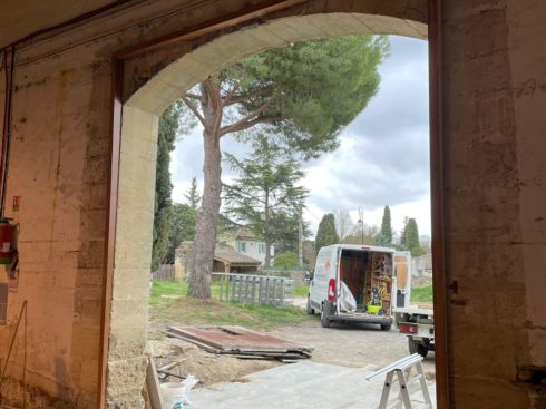Remplacement d’une ancienne porte en bois d’une cave viticole à Aubais par Différence Bois