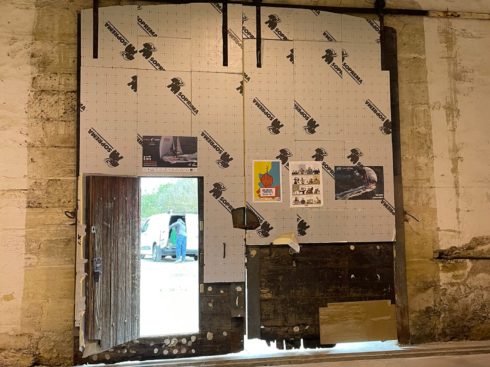 Remplacement d’une ancienne porte en bois d’une cave viticole à Aubais par Différence Bois