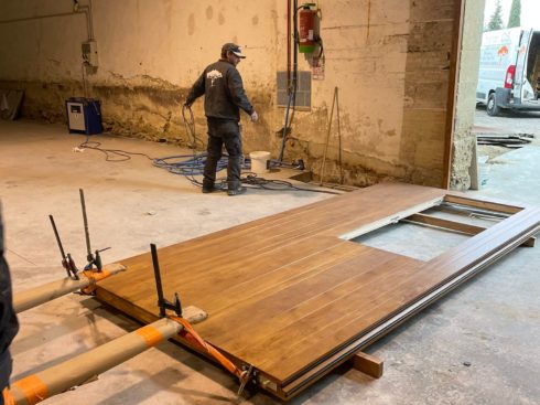 Remplacement d’une ancienne porte en bois d’une cave viticole à Aubais par Différence Bois