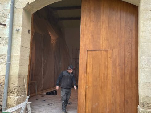 Remplacement d’une ancienne porte en bois d’une cave viticole à Aubais par Différence Bois