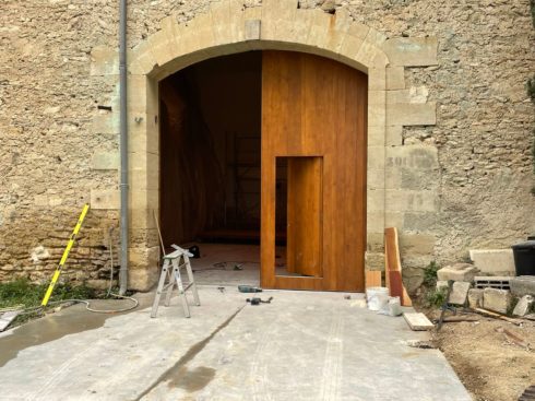 Remplacement d’une ancienne porte en bois d’une cave viticole à Aubais par Différence Bois