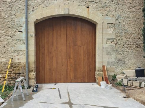 Remplacement d’une ancienne porte en bois d’une cave viticole à Aubais par Différence Bois
