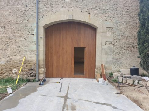 Remplacement d’une ancienne porte en bois d’une cave viticole à Aubais par Différence Bois