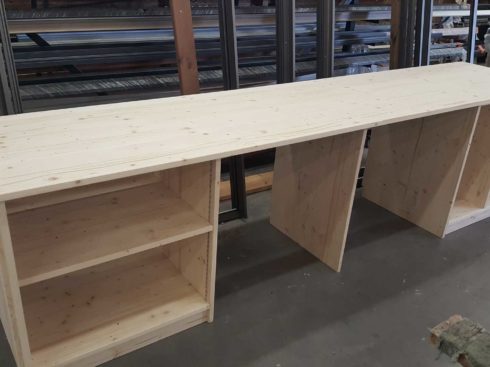 Aménagement sur-mesure d’une buanderie mur entier à Avignon