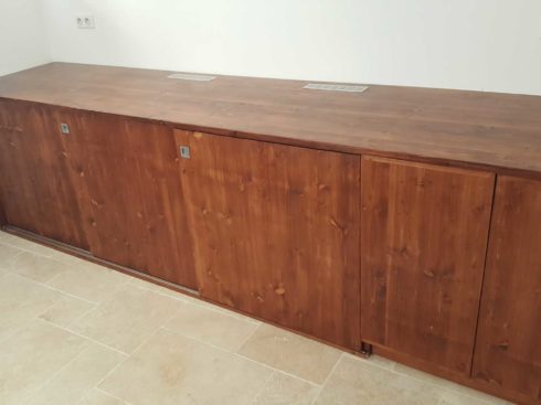 Aménagement sur-mesure d’une buanderie mur entier à Avignon