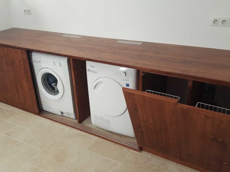 Aménagement sur-mesure d’une buanderie mur entier à Avignon