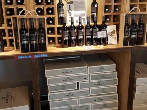 Ameublement sur-mesure d’un caveau à Vergèze - Mobilier bois