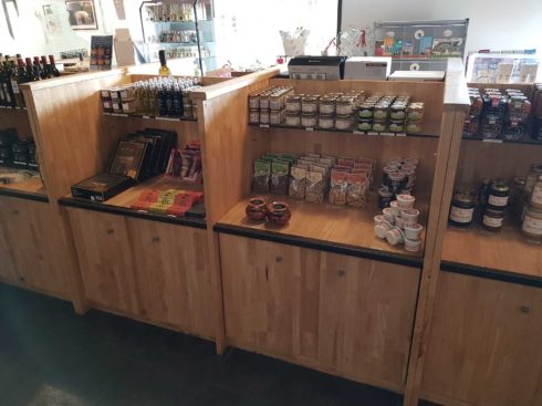 Ameublement sur-mesure d’un caveau à Vergèze - Mobilier bois