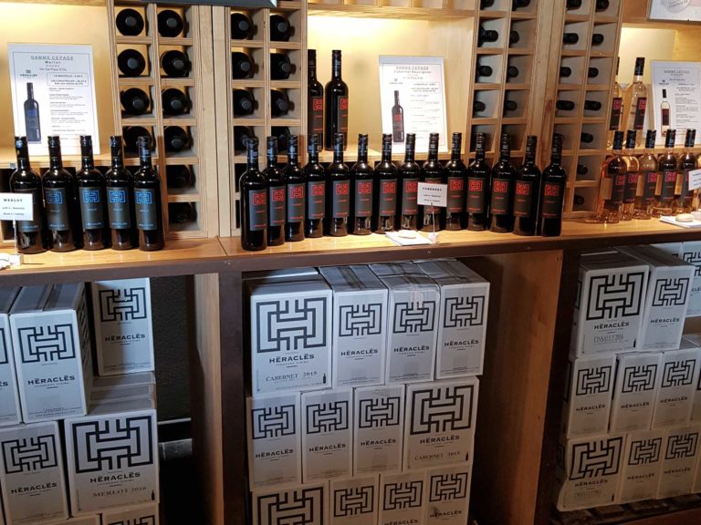 Ameublement sur-mesure d’un caveau à Vergèze - Mobilier bois