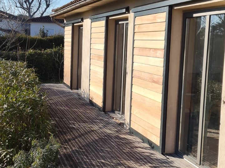 Volets coulissants persiennés en bois et à lames orientables à Montpellier