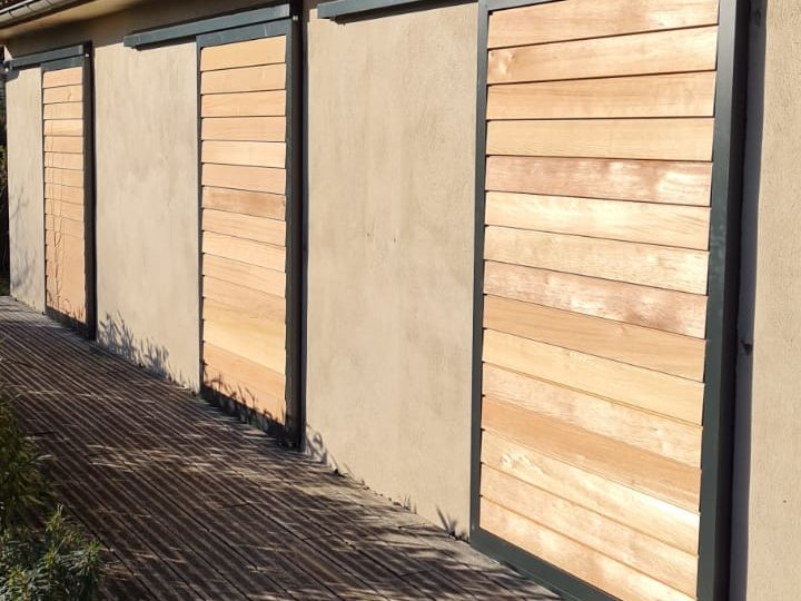 Volets coulissants persiennés en bois et à lames orientables à Montpellier