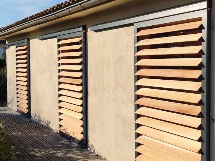 Volets coulissants persiennés en bois et à lames orientables à Montpellier