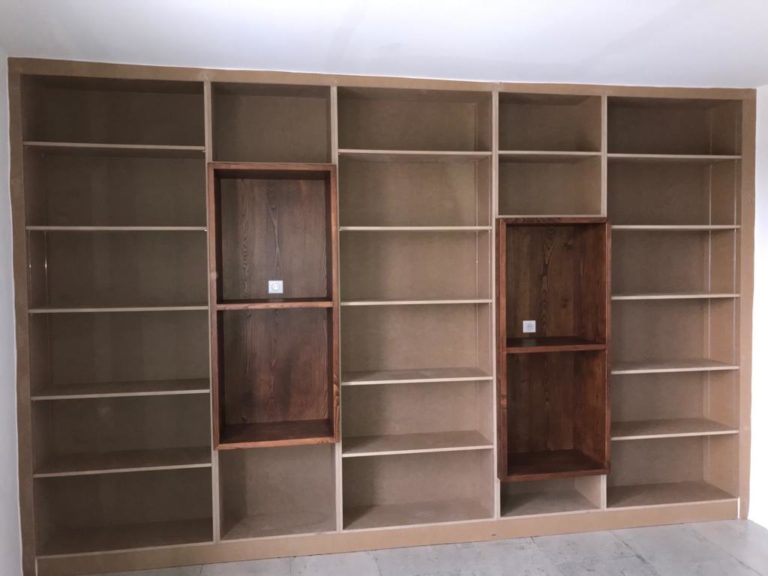 Création d'une bibliothèque en bois sur-mesure à Aubais