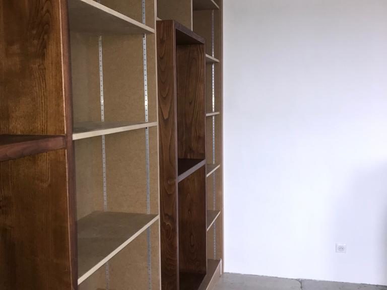 Création d'une bibliothèque en bois sur-mesure à Aubais