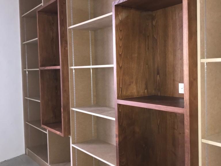 Création d'une bibliothèque en bois sur-mesure à Aubais