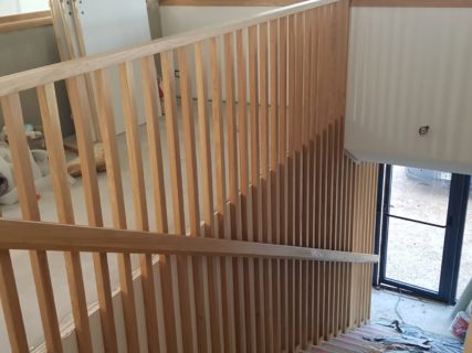 Réalisation du garde-corps d'un escalier en chêne massif à Vergèze