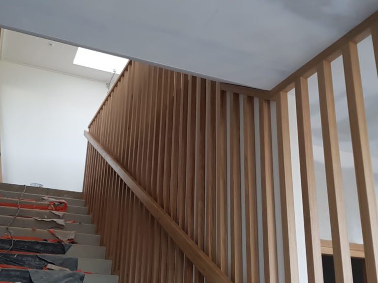 Réalisation du garde-corps d'un escalier en chêne massif à Vergèze